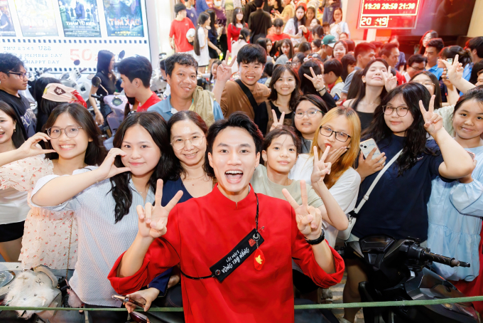 Nam chính sở hữu 1 triệu follower - Đoàn Thế Vinh nén nỗi buồn mất người thân để quay "Lật mặt 8"- Ảnh 6.