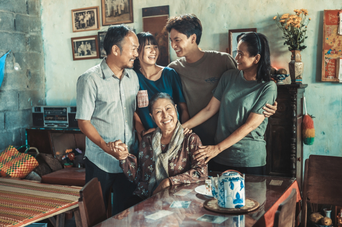 Nam chính sở hữu 1 triệu follower - Đoàn Thế Vinh nén nỗi buồn mất người thân để quay "Lật mặt 8"- Ảnh 2.