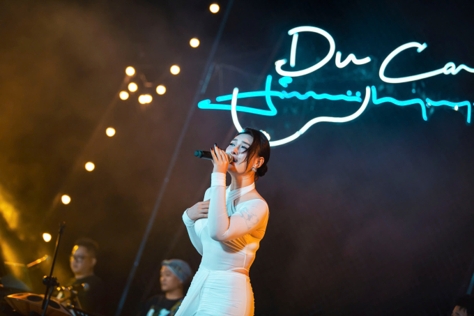 Jimmii Nguyễn lần đầu trình diễn live hit "Cay" tại chương trình "Du ca: Về với biển"- Ảnh 6.