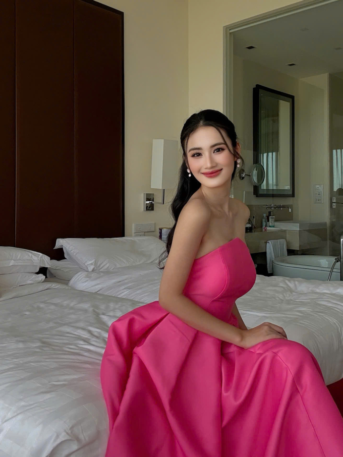 Ý Nhi chung phòng với người đẹp Thái Lan - Opal Suchata, "gây sốt" với loạt outfit tại "Miss World 2025"- Ảnh 7.