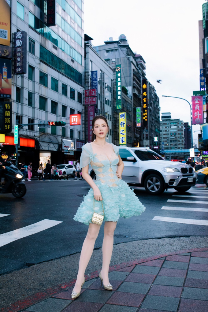 Lý Nhã Kỳ chụp ảnh street style, khoe nhan sắc quyến rũ giữa lòng Đài Bắc- Ảnh 4.