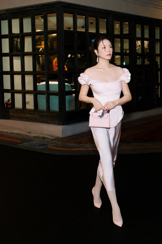 Lý Nhã Kỳ chụp ảnh street style, khoe nhan sắc quyến rũ giữa lòng Đài Bắc- Ảnh 2.