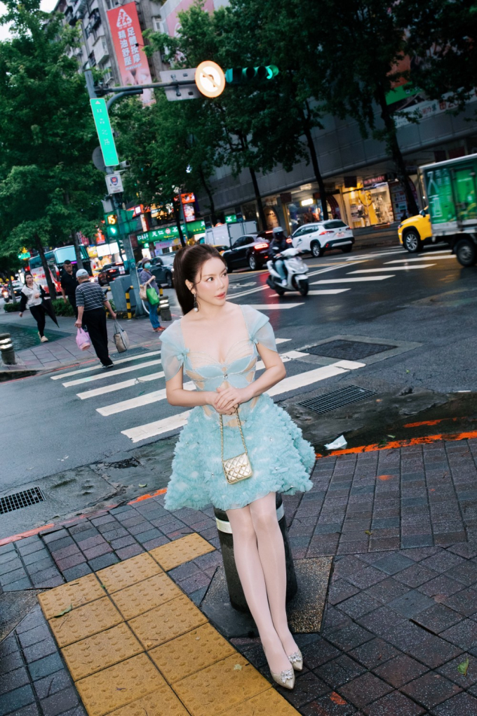 Lý Nhã Kỳ chụp ảnh street style, khoe nhan sắc quyến rũ giữa lòng Đài Bắc- Ảnh 3.