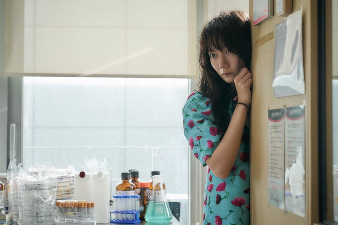 “Chị đại màn ảnh Hàn” Bae Doo-na lần đầu đóng phim lãng mạn, bị cuốn vào "đại dịch virus tình yêu"- Ảnh 4.
