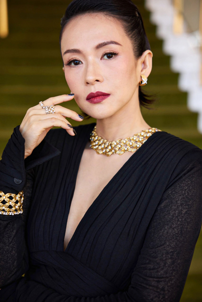 "Biểu tượng điện ảnh châu Á" Chương Tử Di tỏa sáng trong trang phục của NTK Công Trí- Ảnh 1.