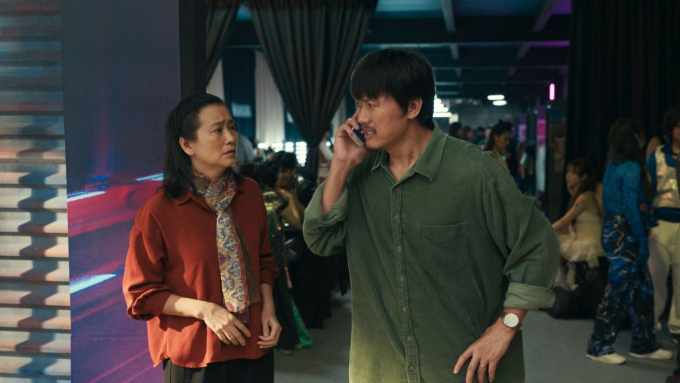 Người mẹ “mù chữ” của "Lật mặt 8": Vì hạnh phúc mà nhẫn nhịn, vì chồng con mà gồng mình mạnh mẽ- Ảnh 4.