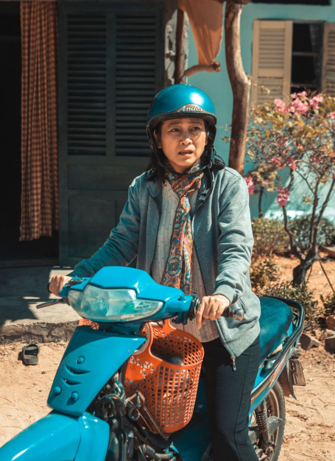 Người mẹ “mù chữ” của "Lật mặt 8": Vì hạnh phúc mà nhẫn nhịn, vì chồng con mà gồng mình mạnh mẽ- Ảnh 1.