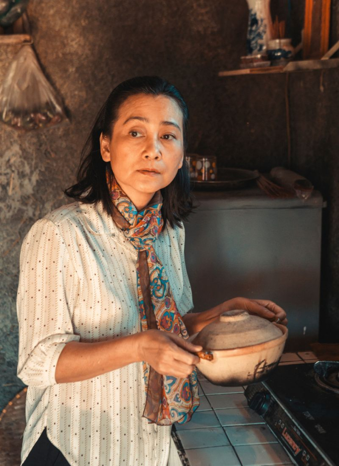 Người mẹ “mù chữ” của "Lật mặt 8": Vì hạnh phúc mà nhẫn nhịn, vì chồng con mà gồng mình mạnh mẽ- Ảnh 2.