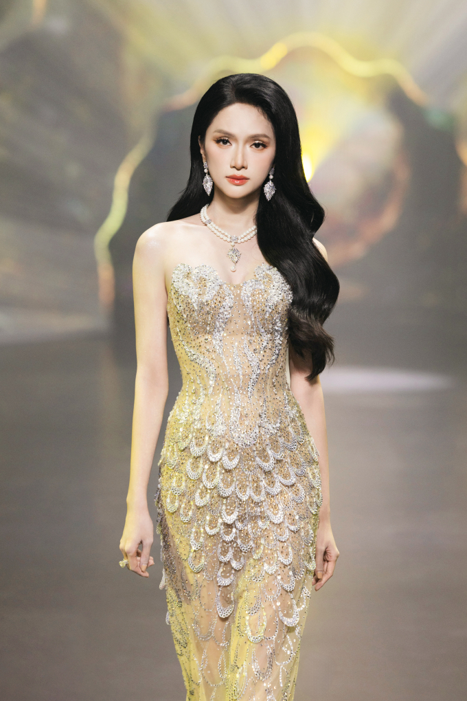 Show diễn "Aurora’s Cry" của NTK Nguyễn Minh Tuấn: Hương Giang mở màn đầy bất ngờ, Kim Duyên "bùng nổ visual"- Ảnh 7.