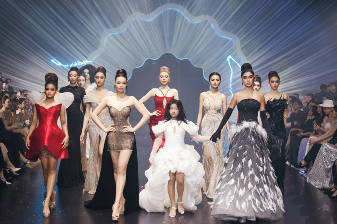 Show diễn "Aurora’s Cry" của NTK Nguyễn Minh Tuấn: Hương Giang mở màn đầy bất ngờ, Kim Duyên "bùng nổ visual"- Ảnh 3.