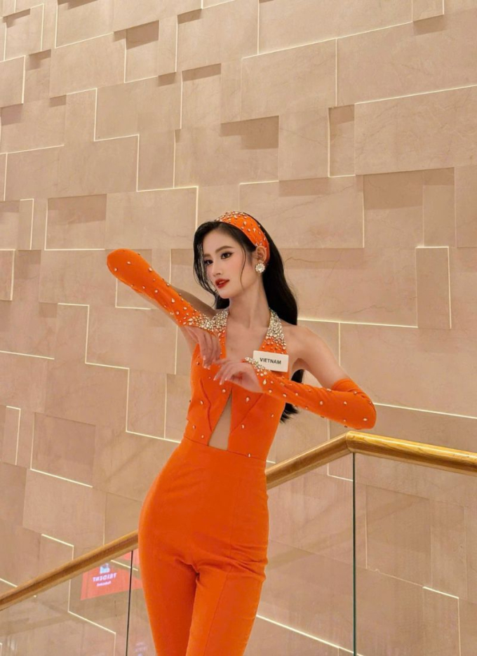 Hoa hậu Ý Nhi hát "Cheri Cheri Lady" khi thi tài năng, hé lộ chiếc áo dài đặc biệt tại "Miss World"- Ảnh 1.