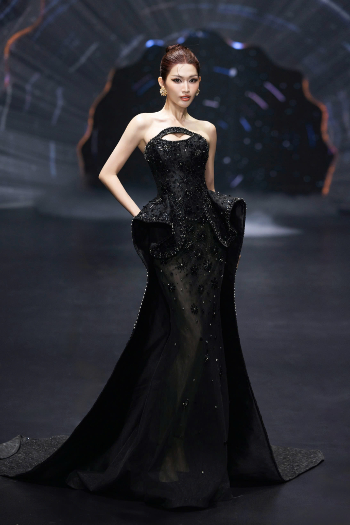 Show diễn "Aurora’s Cry" của NTK Nguyễn Minh Tuấn: Hương Giang mở màn đầy bất ngờ, Kim Duyên "bùng nổ visual"- Ảnh 10.