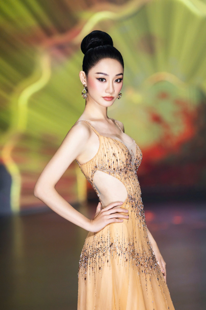 Show diễn "Aurora’s Cry" của NTK Nguyễn Minh Tuấn: Hương Giang mở màn đầy bất ngờ, Kim Duyên "bùng nổ visual"- Ảnh 11.