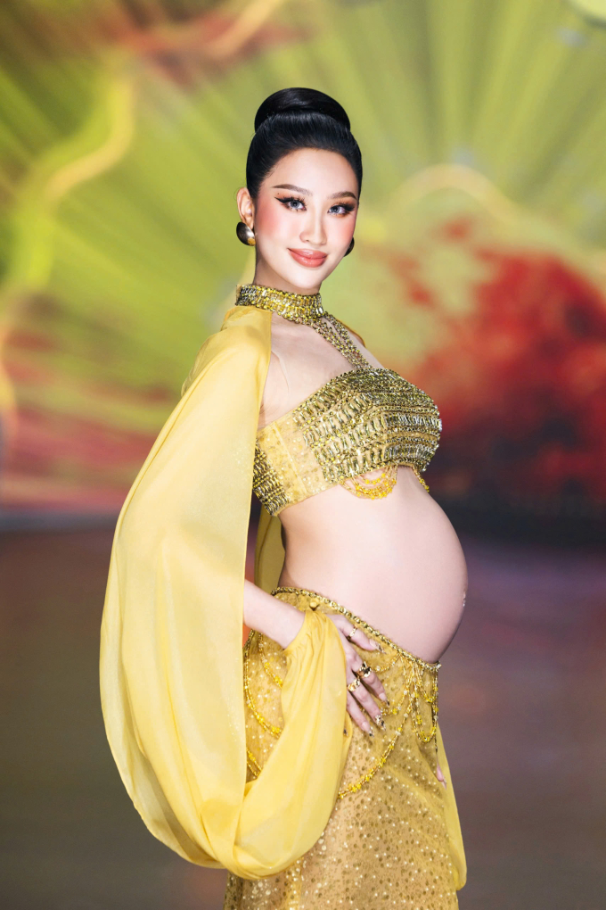 Show diễn "Aurora’s Cry" của NTK Nguyễn Minh Tuấn: Hương Giang mở màn đầy bất ngờ, Kim Duyên "bùng nổ visual"- Ảnh 12.