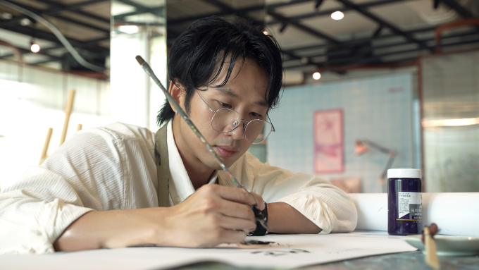 Tuấn Trần tự tay thiết kế tựa phim, dồn hết tâm sức cho dự án "Mang mẹ đi bỏ"- Ảnh 2.