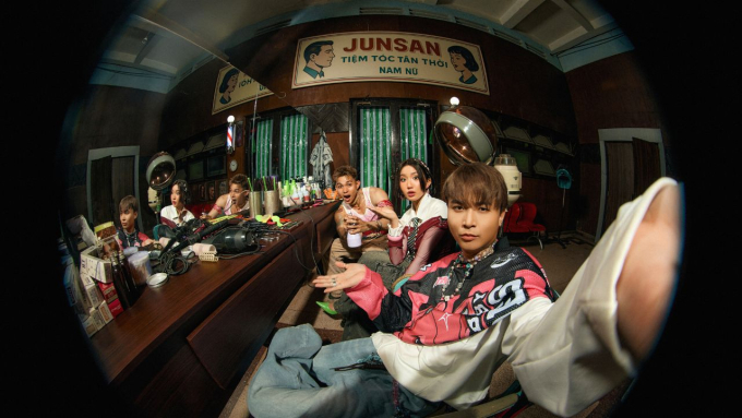 HuyR mở màn cho EP “A&E”, kết hợp "chấn động" cùng Jun Phạm trong MV "Hoàn hảo hơn"- Ảnh 1.