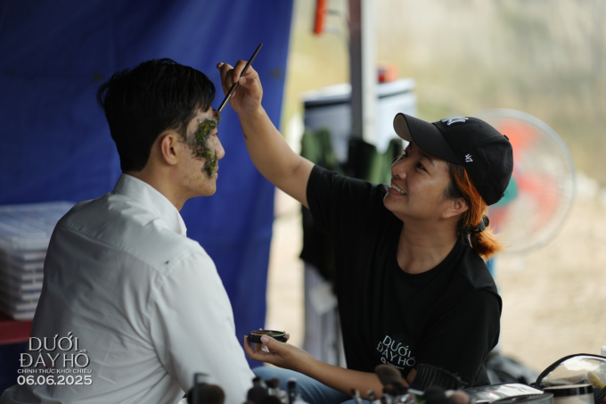 "Dưới đáy hồ" hé lộ hậu trường độc đáo: Diễn viên ra sức tập luyện cho cảnh nhảy xuống hồ đá tử thần từ độ cao 15m- Ảnh 5.