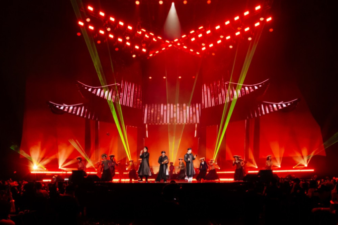 Soobin bất ngờ chơi đàn bầu cùng bố, mang cả làng quê Bắc Bộ lên sân khấu live-concert- Ảnh 1.