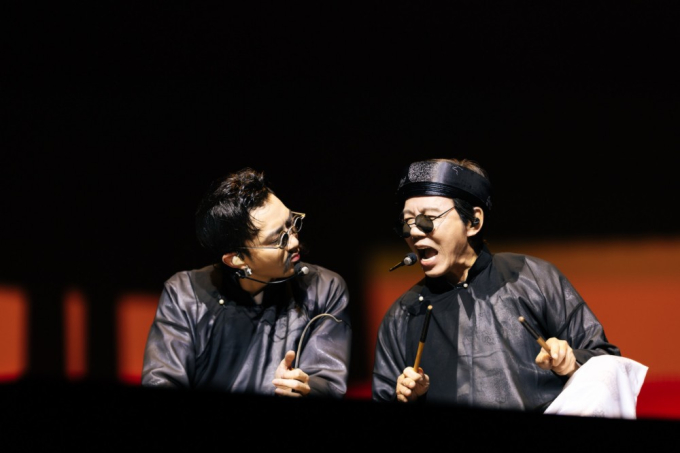 Soobin bất ngờ chơi đàn bầu cùng bố, mang cả làng quê Bắc Bộ lên sân khấu live-concert- Ảnh 3.