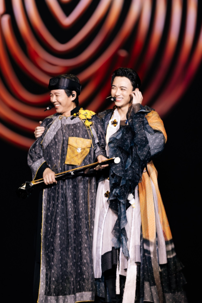 Soobin bất ngờ chơi đàn bầu cùng bố, mang cả làng quê Bắc Bộ lên sân khấu live-concert- Ảnh 4.