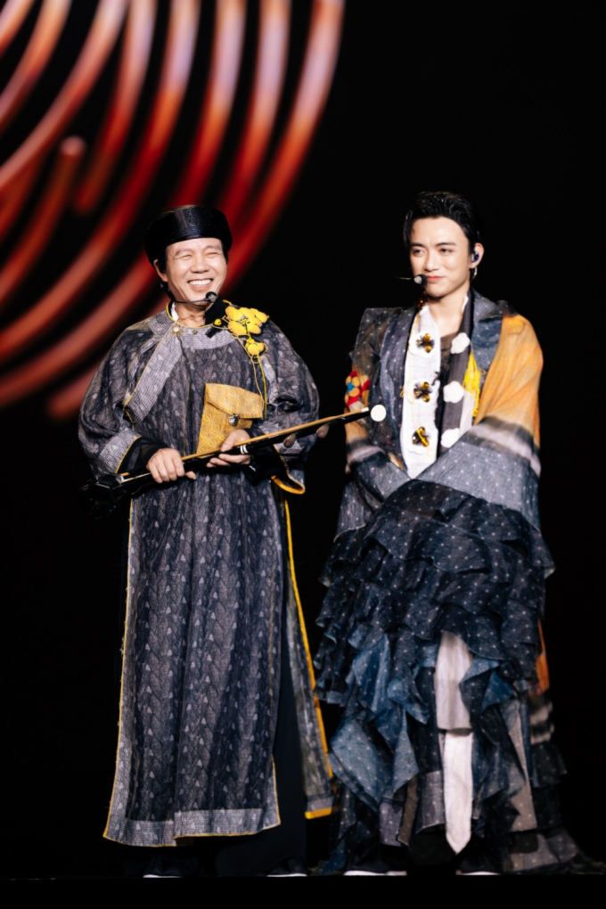 Soobin bất ngờ chơi đàn bầu cùng bố, mang cả làng quê Bắc Bộ lên sân khấu live-concert- Ảnh 5.
