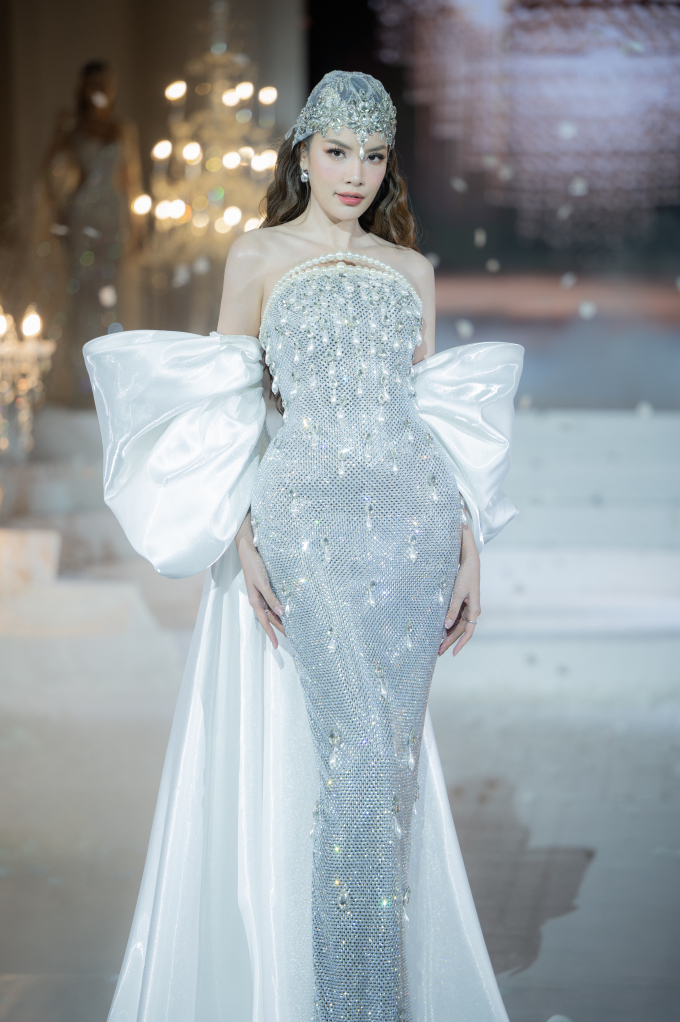 Lê Hoàng Phương "càn quét" 5 show tại Vietnam Couture Fashion Week với vai trò vedette - first face- Ảnh 1.