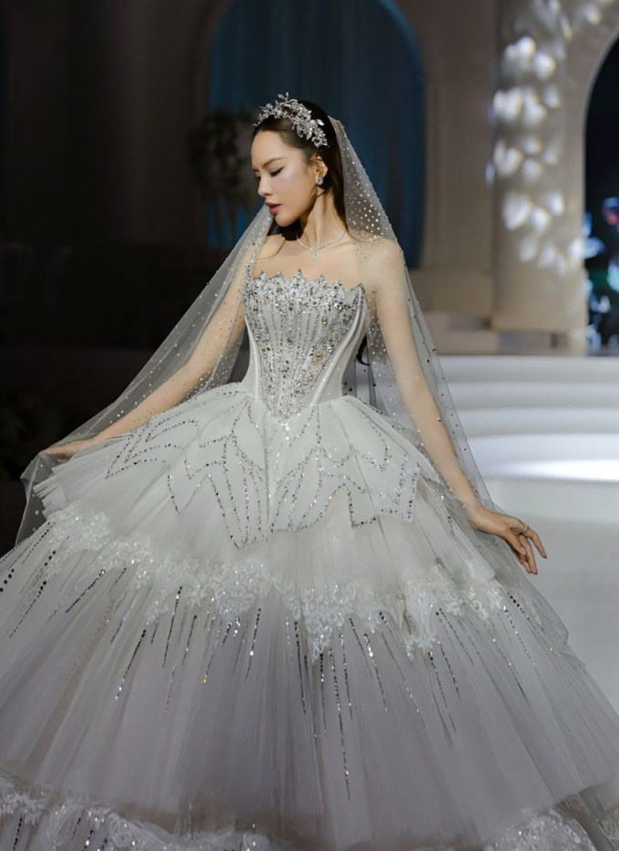 Lê Hoàng Phương "càn quét" 5 show tại Vietnam Couture Fashion Week với vai trò vedette - first face- Ảnh 6.