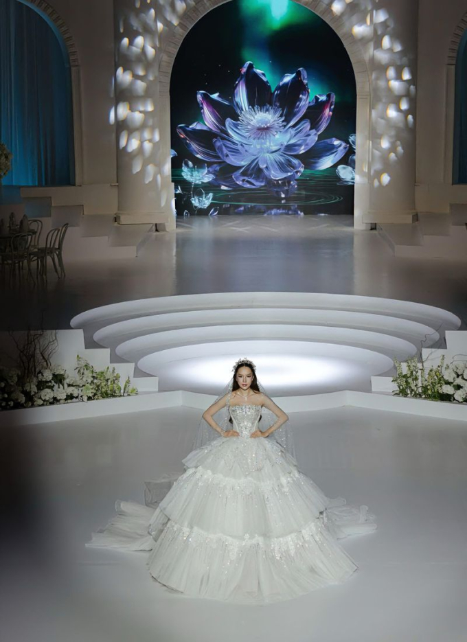 Lê Hoàng Phương "càn quét" 5 show tại Vietnam Couture Fashion Week với vai trò vedette - first face- Ảnh 4.