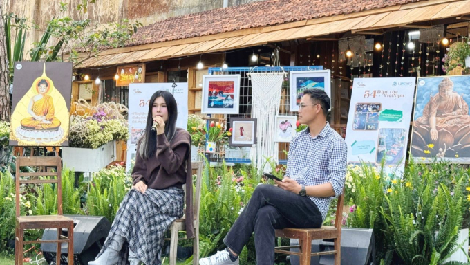 Ca sĩ Phúc Anh nghẹn ngào theo dõi các bạn trẻ khiếm thính trình diễn bằng ngôn ngữ hình thể- Ảnh 2.