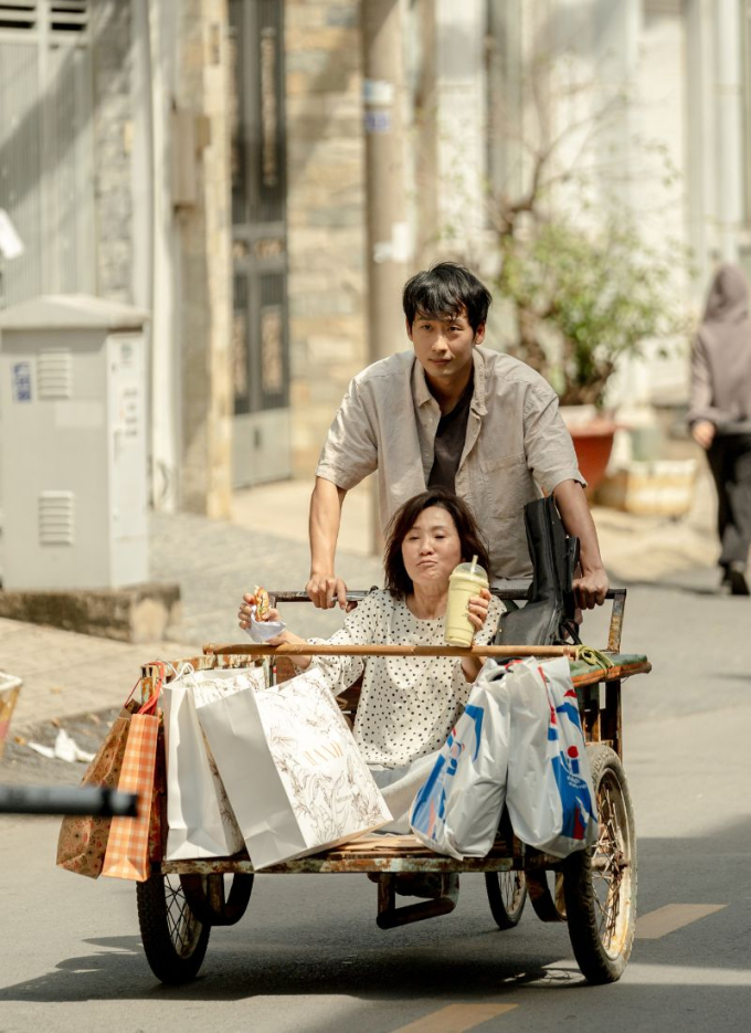 Hồng Đào “hồi xuân” với câu chuyện tình yêu xuyên biên giới cùng Jung Il-woo trong "Mang mẹ đi bỏ"- Ảnh 2.
