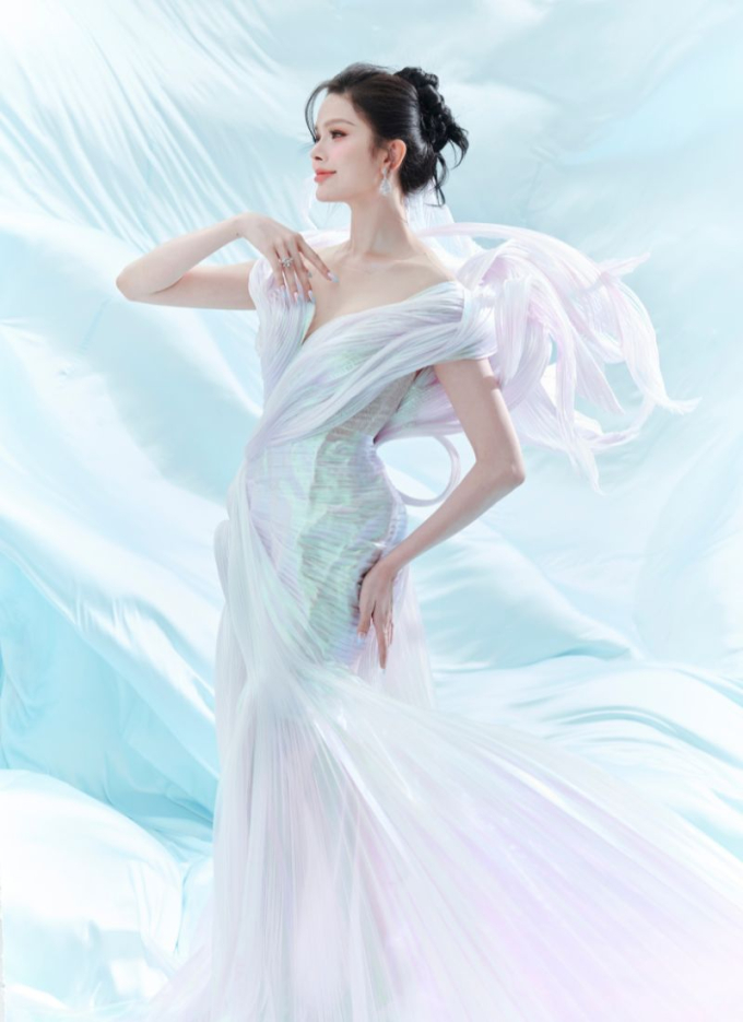 Lê Hoàng Phương “cầm tay chỉ dáng” cho Hà Tâm Như trong bộ ảnh tôn vinh cộng đồng LGBTQ+- Ảnh 4.