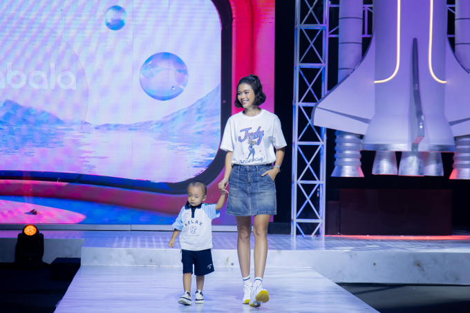 Mâu Thủy lần đầu cùng con trai Mun trình diễn trên sàn runway tại "Cosmo The Show"- Ảnh 1.
