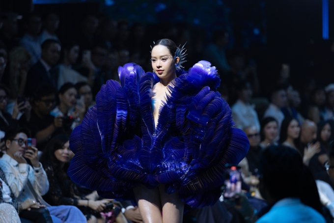 NTK Lê Thanh Hòa nắm tay siêu mẫu Thanh Hằng và hoa hậu Thanh Thủy mở màn Tuần lễ Thời trang Quốc tế Việt Nam- Ảnh 1.