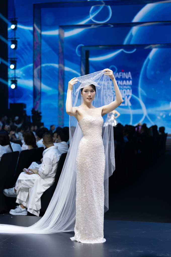NTK Lê Thanh Hòa nắm tay siêu mẫu Thanh Hằng và hoa hậu Thanh Thủy mở màn Tuần lễ Thời trang Quốc tế Việt Nam- Ảnh 9.