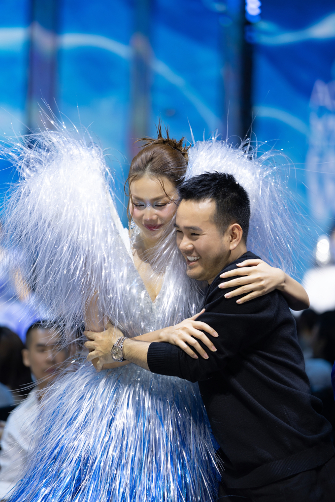 NTK Lê Thanh Hòa nắm tay siêu mẫu Thanh Hằng và hoa hậu Thanh Thủy mở màn Tuần lễ Thời trang Quốc tế Việt Nam- Ảnh 16.