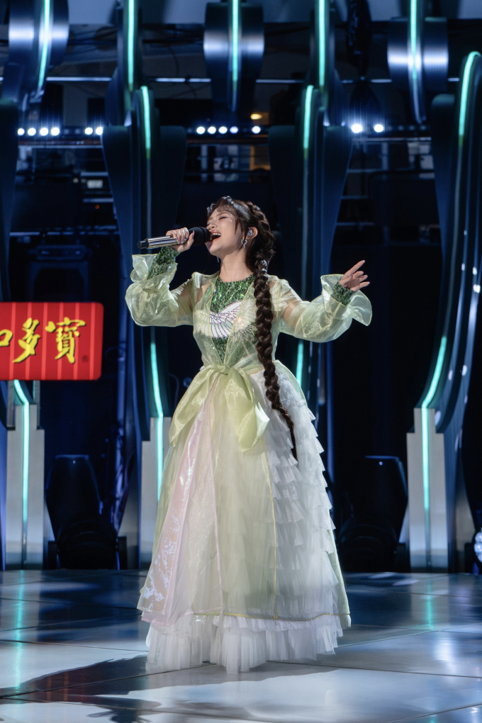 Phương Mỹ Chi "thêu" hồn Việt trong từng chi tiết, chiến thắng ngoạn mục tại "Sing! Asia" với "Rock hạt gạo"- Ảnh 1.
