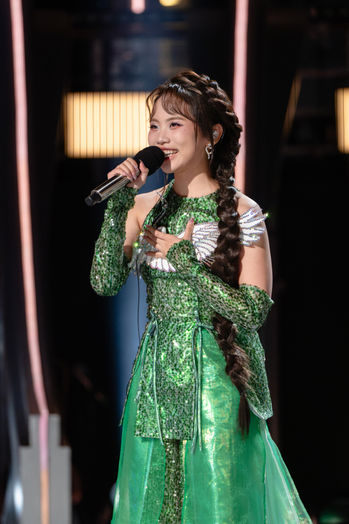 Phương Mỹ Chi "thêu" hồn Việt trong từng chi tiết, chiến thắng ngoạn mục tại "Sing! Asia" với "Rock hạt gạo"- Ảnh 2.