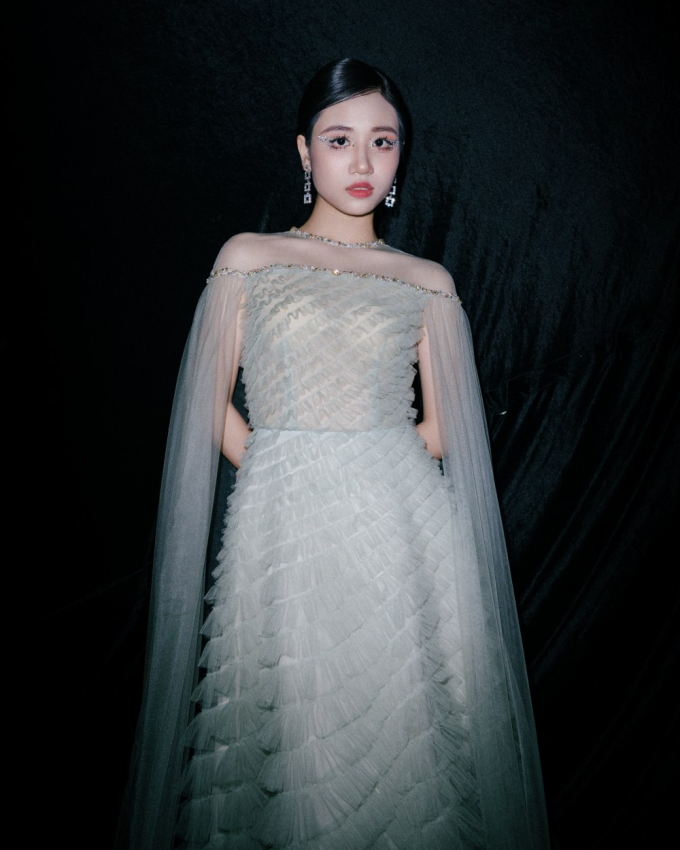 Minh Anh "gây sốt" tại AVIFW Xuân Hè 2025 với diện mạo “nữ thần tuổi teen”- Ảnh 4.