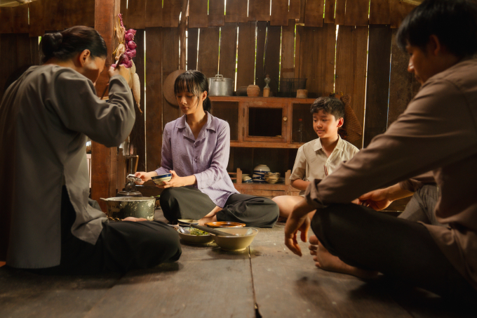 Thanh Thức mệt lả vì cảnh bị ma đuổi, trải qua thử thách "gà trống nuôi con" trong "Út Lan: Oán linh giữ của"- Ảnh 2.