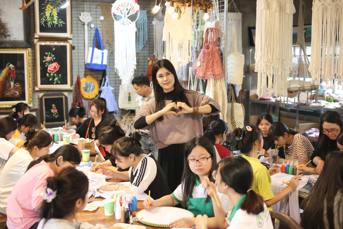 Phúc Anh trao tặng áo dài cho các bé gái tài năng, nối dài dự án "54 dân tộc Việt Nam"- Ảnh 1.