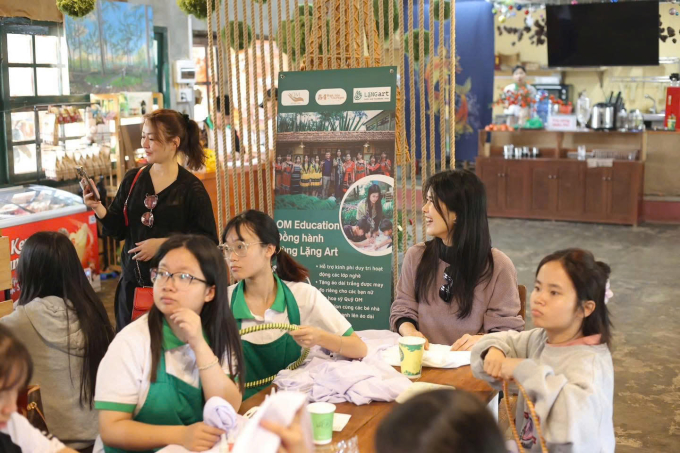 Phúc Anh trao tặng áo dài cho các bé gái tài năng, nối dài dự án "54 dân tộc Việt Nam"- Ảnh 2.