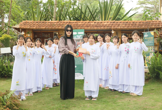 Phúc Anh trao tặng áo dài cho các bé gái tài năng, nối dài dự án "54 dân tộc Việt Nam"- Ảnh 3.