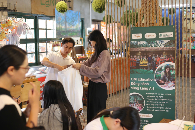 Phúc Anh trao tặng áo dài cho các bé gái tài năng, nối dài dự án "54 dân tộc Việt Nam"- Ảnh 7.