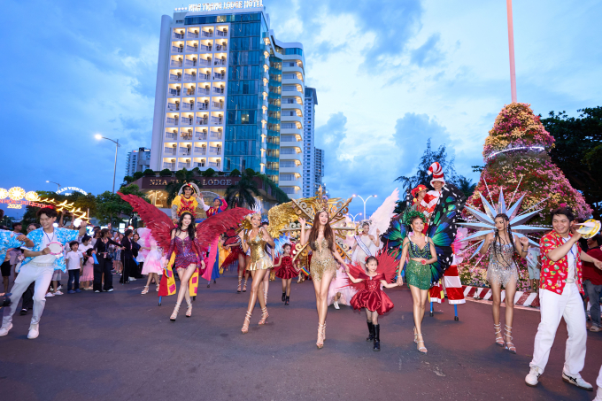 Cosmo Carnival Show: 2 hoa hậu Xuân Hạnh - Tata Juliastrid song ca, Top 45 thí sinh khoe dáng thi "Người đẹp biển"- Ảnh 1.