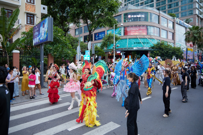 Cosmo Carnival Show: 2 hoa hậu Xuân Hạnh - Tata Juliastrid song ca, Top 45 thí sinh khoe dáng thi "Người đẹp biển"- Ảnh 3.