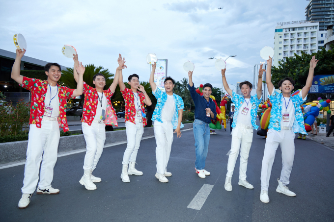 Cosmo Carnival Show: 2 hoa hậu Xuân Hạnh - Tata Juliastrid song ca, Top 45 thí sinh khoe dáng thi "Người đẹp biển"- Ảnh 5.
