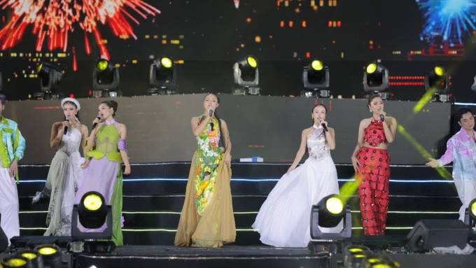 Cosmo Carnival Show: 2 hoa hậu Xuân Hạnh - Tata Juliastrid song ca, Top 45 thí sinh khoe dáng thi "Người đẹp biển"- Ảnh 7.