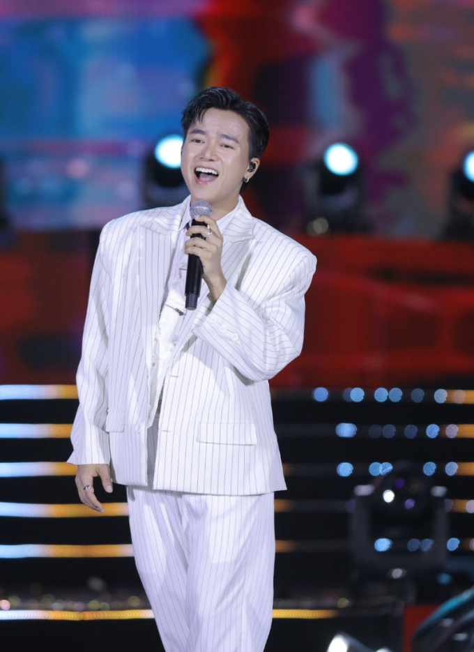 Cosmo Carnival Show: 2 hoa hậu Xuân Hạnh - Tata Juliastrid song ca, Top 45 thí sinh khoe dáng thi "Người đẹp biển"- Ảnh 13.