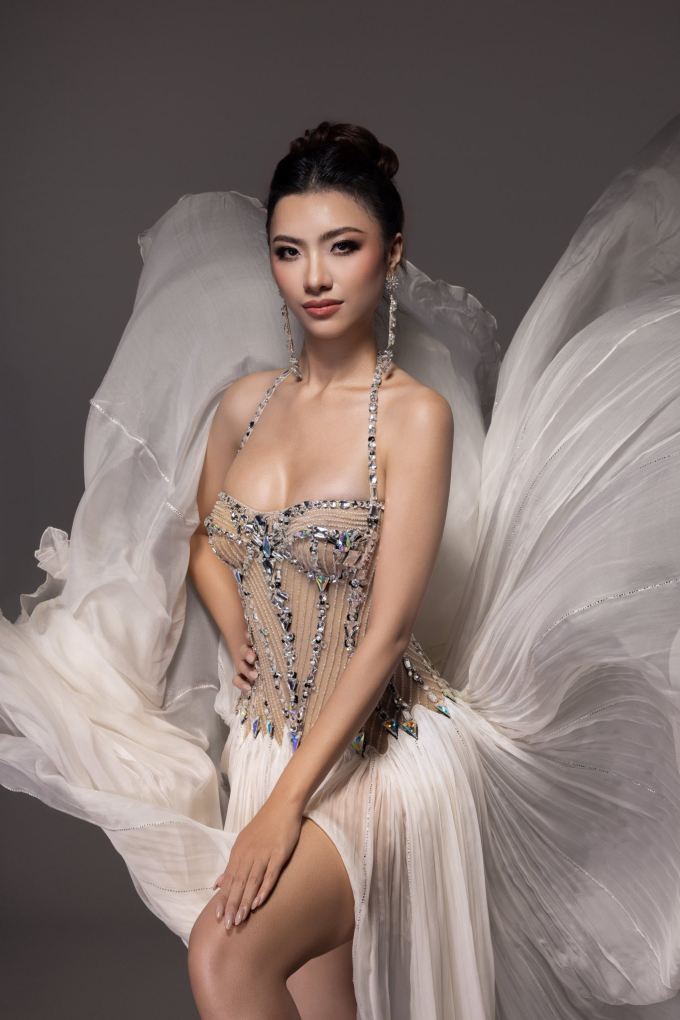 Lê Kim Quế Đan diện váy dạ hội "Hiện thân thiên thần" của NTK Công Trí thi Bán kết Miss Cosmo Vietnam- Ảnh 1.