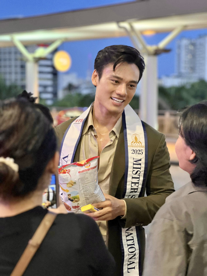 Minh Khắc mang hơn 50 kg hành lý đến Ba Lan thi Nam vương Siêu quốc gia 2025- Ảnh 4.